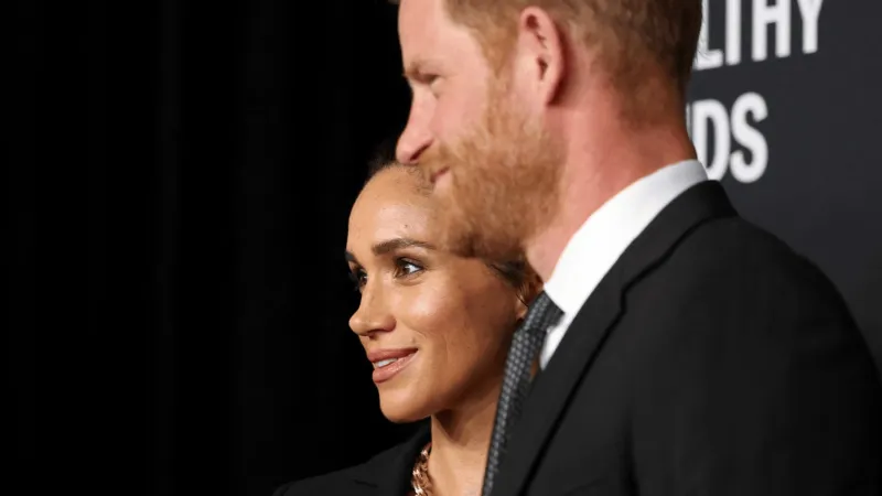  أثناء تكريمهما.. ميغان وهاري يواجهان لحظة محرجة على السجادة الحمراء (فيديو)