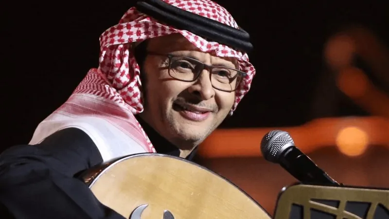 عبدالمجيد عبدالله يحتفي بفوز الإمارات على المسرح ويشعل حماس الجمهور