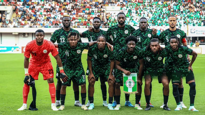 مأزق جوي يضرب المنتخب النيجيري.. تشقق زجاج الطائرة يعيق التأهل للمونديال (فيديو)