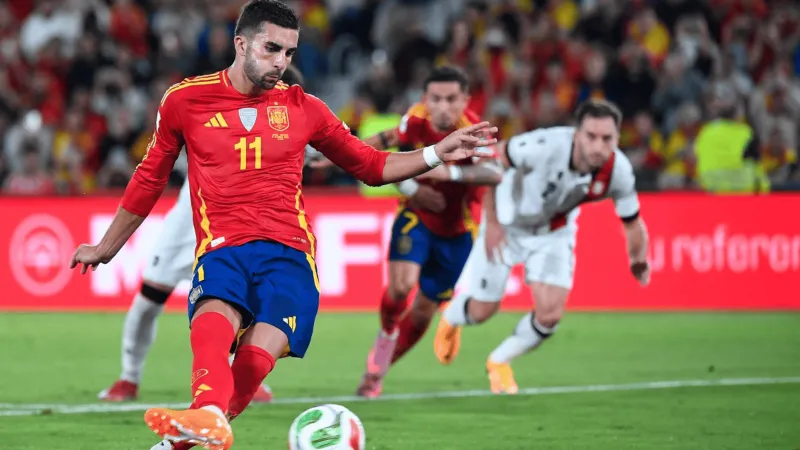 كيف يؤثر استبعاد فيران توريس من معسكر إسبانيا على برشلونة؟