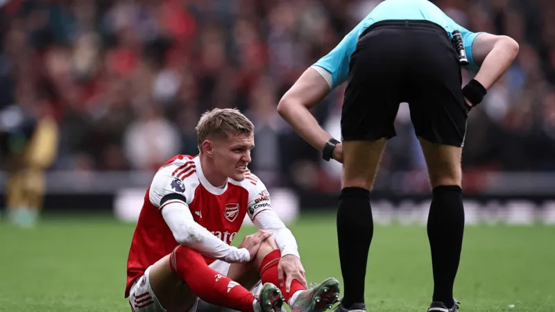 أرسنال يعلن غياب قائده أوديغارد لعدة أسابيع بسبب إصابة في الركبة (تفاصيل)
