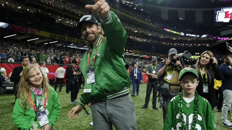 نجمه المرشد ومنقذ حياته.. برادلي كوبر يكشف أسرار علاقته بابنته 