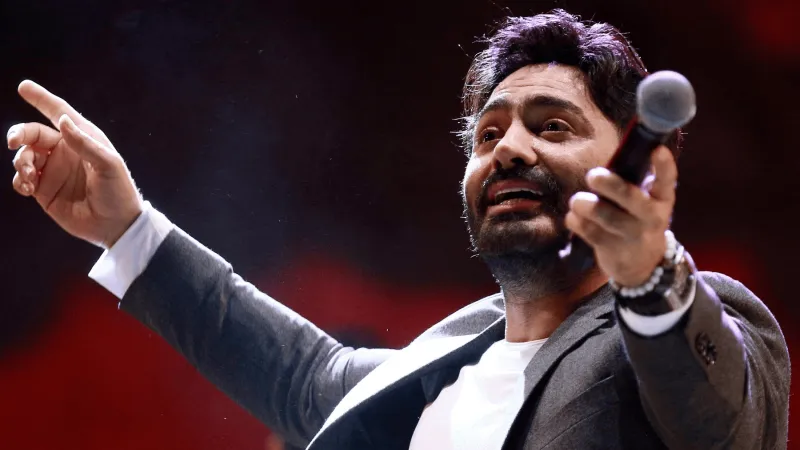 تامر حسني يفاجئ إحدى معجباته في مطعم ويخلق لحظة مؤثرة (فيديو)