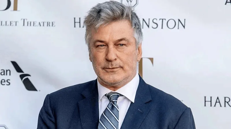 اصطدمت سيارته في شجرة.. تفاصيل حادث أليك بالدوين 