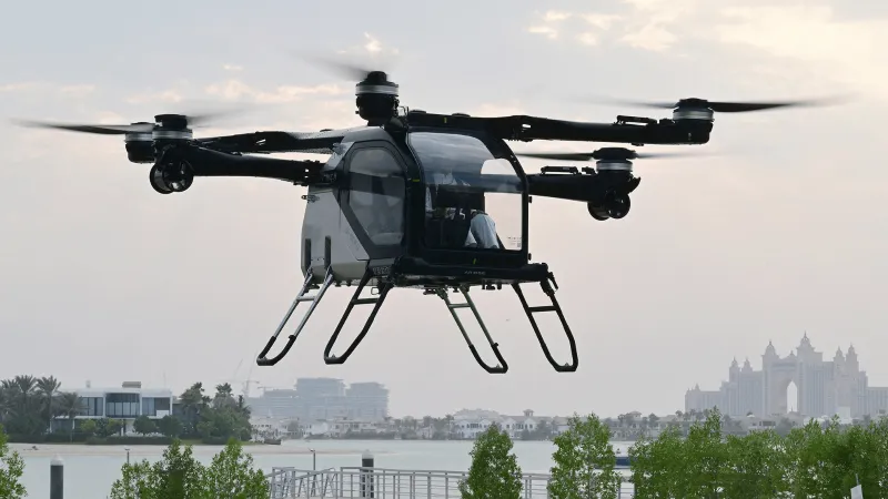 ثورة في النقل الفاخر.. سيارات طائرة صينية تحلق فوق الخليج (فيديو)