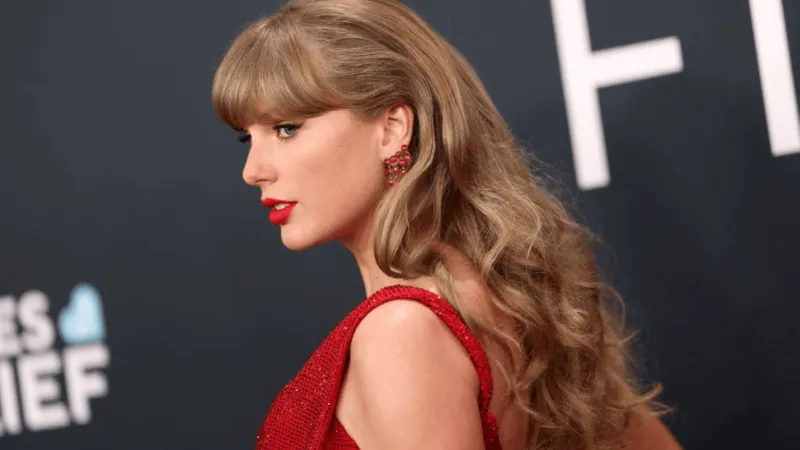  بعد 9 سنوات من الانفصال.. توم هيدلستون يواجه سؤالاً محرجاً عن تايلور سويفت (فيديو)