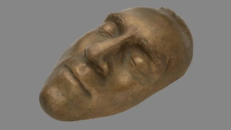  قناع موت فلاديمير فيسوتسكي البرونزي يعرض في مزاد  يصل إلى 120 ألف يورو