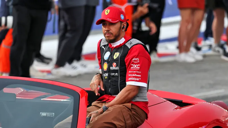 لويس هاميلتون يشيد بتقدم فريق فيراري رغم التحديات في موسم 2025