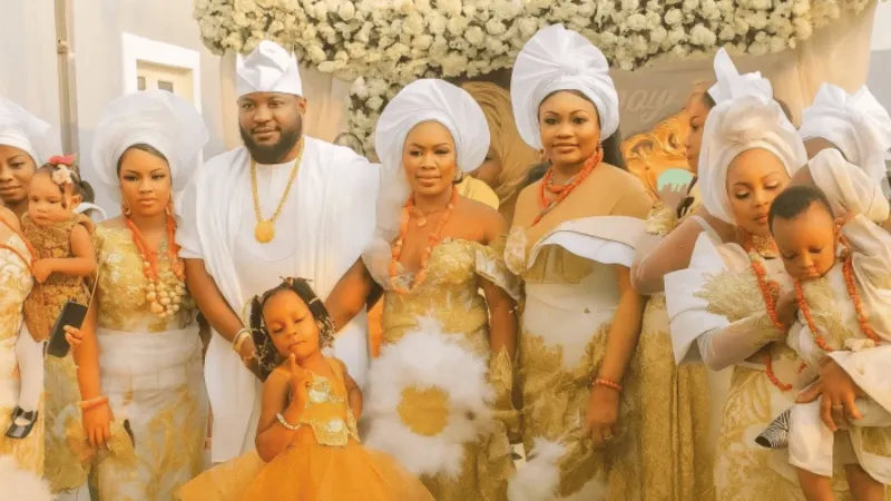 ملياردير نيجيري يتزوج للمرة الـ19 ويُلمّح لزواج قريبًا (فيديو)