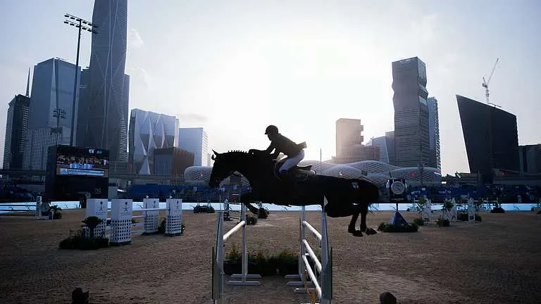 الرياض تستعد لاستضافة نهائي بطولة لونجين العالمية لقفز الحواجز 2025 (فيديو)