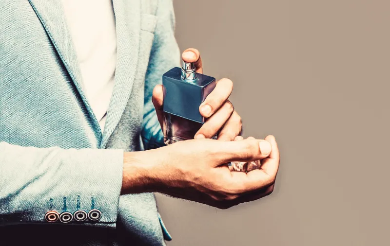 هالة الفخامة: خطوات ذكية تمنح عطرك ثباتاً يدوم طويلاً