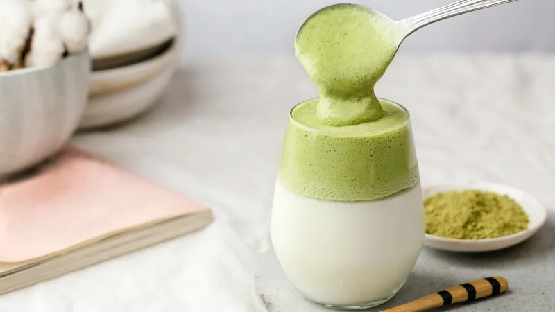 الماتشا يتفوق غذائيًا على الشاي الأخضر.. فهل هو الخيار الأمثل؟