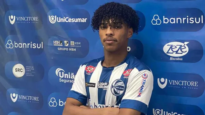 هليل الرويلي.. أول لاعب سعودي يحقق حلم الاحتراف في البرازيل