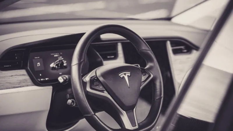 هل تصبح سياراتنا شاشات إعلانية؟ تيسلا تبدأ التجربة مع ديزني (فيديو)