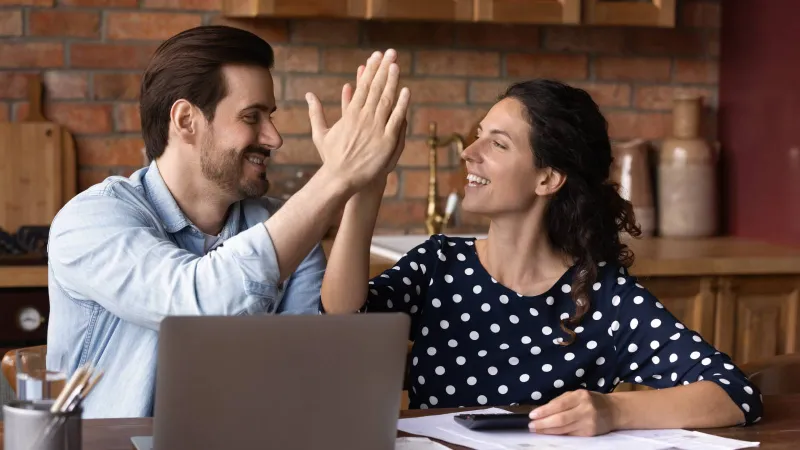 عادة يومية غير متوقعة تعزز السعادة بين الزوجين!