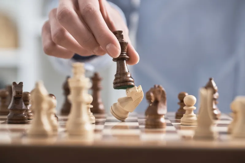 نهاية مفاجئة لمباراة شطرنج فريدة بمهرجان كالفيا بين لاعب 8 سنوات وآخر 85 سنة