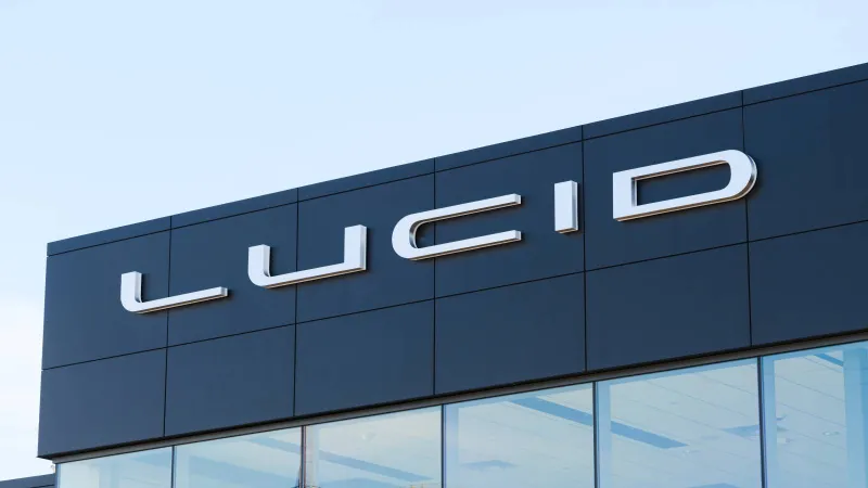 لوسيد وإنفيديا تكشفان عن Earth بقيادة ذاتية كاملة: تجربة "دون نظر أو تفكير"