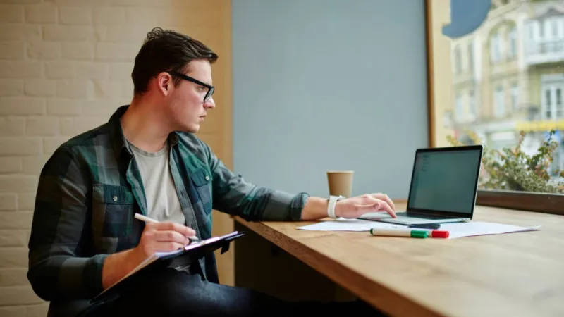 خبراء يحذرون: طريقة جلوسك قد تُضعف قدراتك العقلية