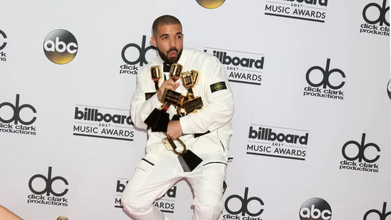 "Previous Engagements": دريك يروي حكاياته العاطفية بأغلى قلادة ماسية