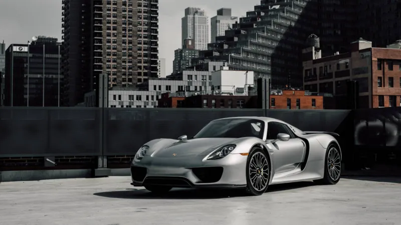 كاميرات المراقبة تفضح احتيال سائق بورشه أحرق سيارته لصرف التأمين في البرازيل (فيديو)