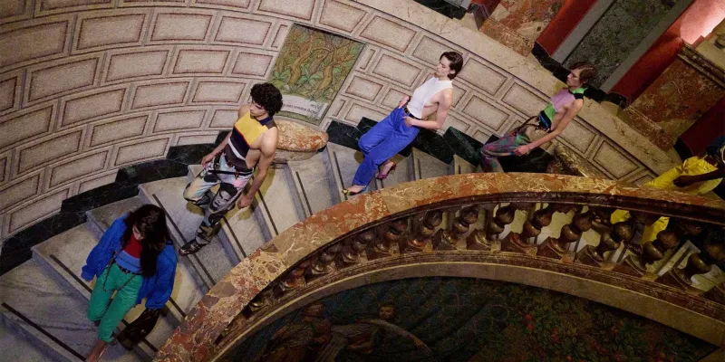 من الأرشيف إلى المعاصرة: داريو فيتالي يشق طريقه في فيرساتشي