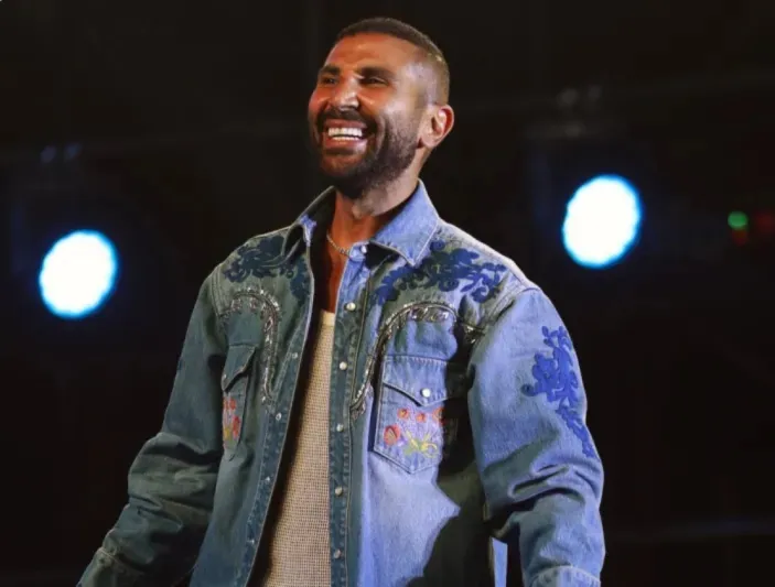 أحمد سعد يعود إلى "ذا فويس" بعد الحادث المروع: أول ظهور على كرسي التحكيم (فيديو)