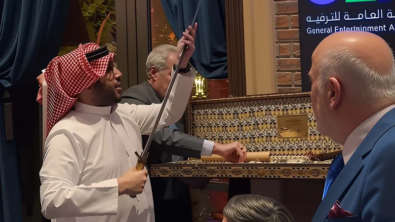  تركي آل الشيخ يتلقى هدية من دمشق ويجمع أساطير الفن السوري في الرياض