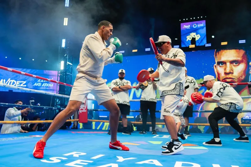 نجوم The Ring IV يرفعون الحماس بتدريبات مفتوحة في بوليفارد سيتي