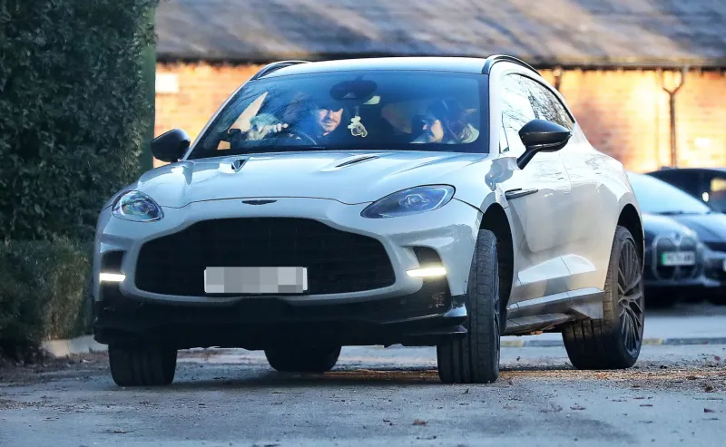 غريليش يسرق الأضواء في جولته الأخيرة بسيارة "أستون مارتن" 2025