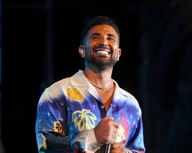 ظهور أحمد سعد بحزام طبي يثير قلق جمهوره قبل حفل الكويت