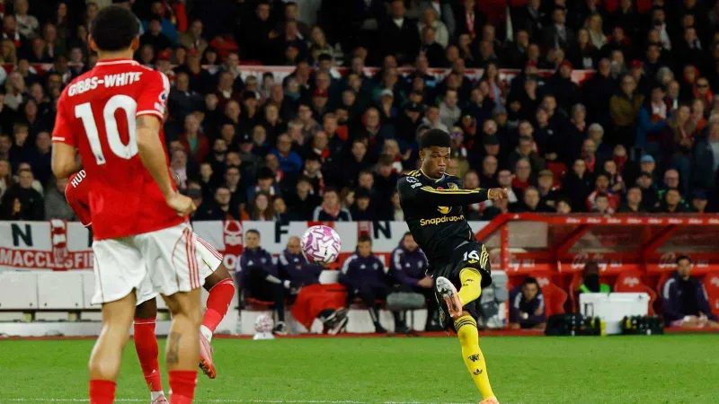 ديالو يسجل هدفًا تاريخيًا ويقود مانشستر يونايتد لتعادل مثير أمام نوتنغهام (فيديو)