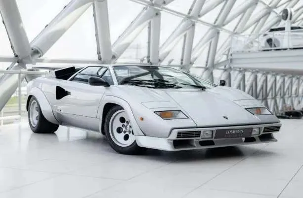 السيارة التي جسّدت حلم جيل الثمانينيات.. لامبورغيني كونتاش 1980 تعود للواجهة في مزاد فاخر