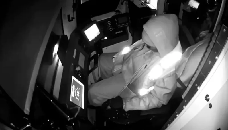 فيديو صادم.. ركاب قطار يصرخون بعد غفوة السائقة