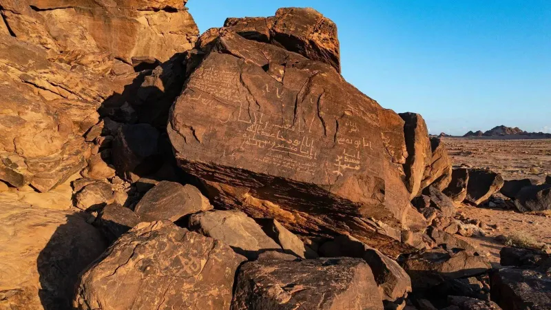 العُلا تحتفظ بإرثها.. أكبر مشروع لتوثيق نقوش جبل عكمة