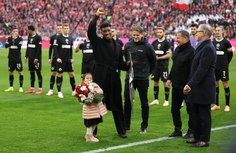 بايرن ميونخ يكرم كومان بعد 3 أشهر من رحيله إلى النصر السعودي.. صور