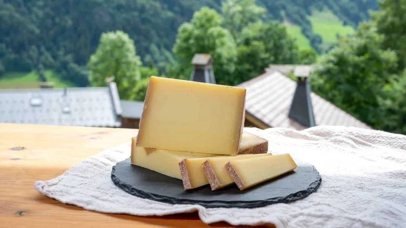 ما سر الجبنة السويسرية التي فازت بلقب أفضل جبن في العالم 2025؟ (فيديو)