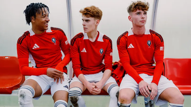 ابن أسطورة مانشستر يونايتد يسجل هدفين مذهلين في أول مباراة مع سالفورد