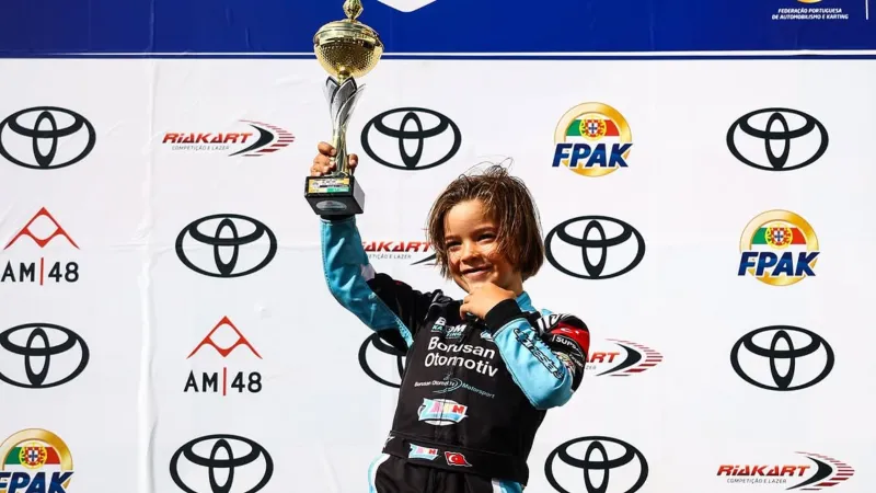 طفل تركي بعمر 6 أعوام يُدهش العالم بانزلاق رولز رويس فاخرة (فيديو)