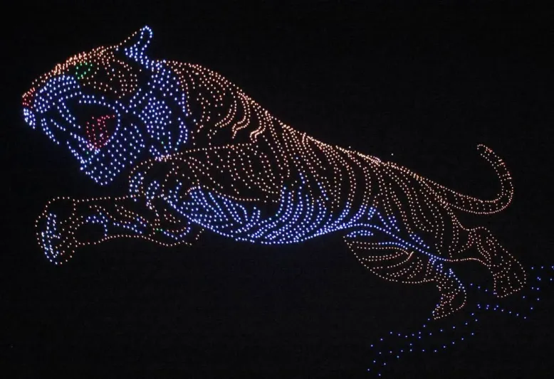 لوحات فنية في السماء.. درون دسارا يحقق رقمًا قياسيًا بـ3000 طائرة متزامنة (فيديو)