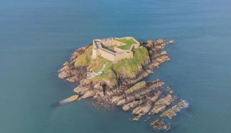 رائد أعمال بريطاني يحول حصنًا من القرن التاسع عشر إلى جنة فاخرة قبالة سواحل ويلز (صور)