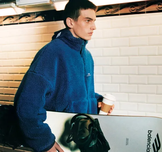  بالنسياغا تطلق مجموعة تزلج 2025 بلمسة الفرو الفاخرة