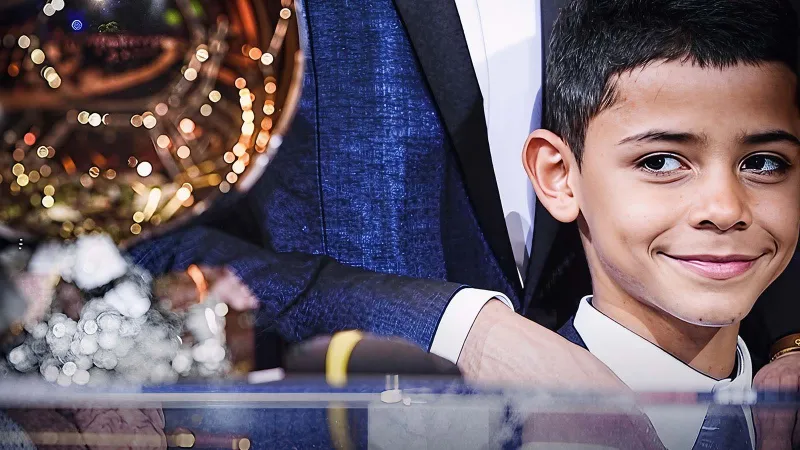  صورة كريستيانو وابنه في حفل الكرة الذهبية تجتاح مواقع التواصل.. ما القصة؟​