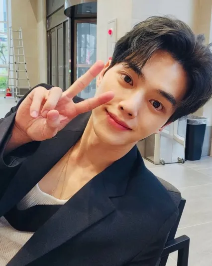 بين الحرفية والفن.. لويفي تختار النجم الكوري سونغ كانغ لتجسيد رؤيتها الجديدة