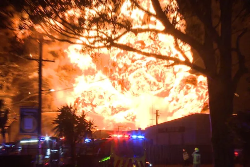 انفجار ضخم يهز سيدني.. كرة نارية ترتفع 100 متر ورجال الإطفاء ينجون بأعجوبة (فيديو)