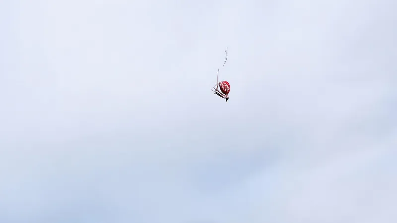 مهندسو "توب جير" يبنون منجنيقًا عملاقًا لإطلاق سيارة في الهواء واختبار حدود الفيزياء (فيديو)