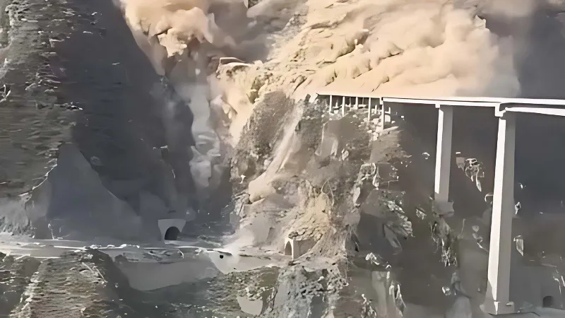 بعد أشهر من افتتاحه.. لحظة انهيار جسر في الصين (فيديو)