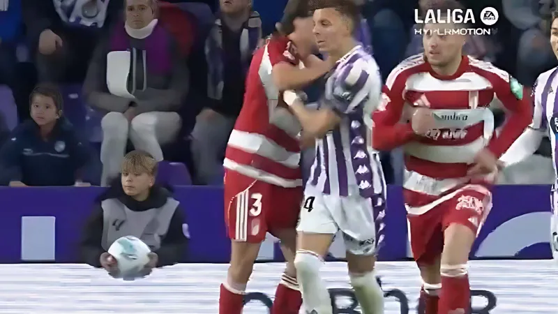 تصرف غير متوقع من لاعب بلد الوليد يشعل غضب خصمه وطرده (فيديو)