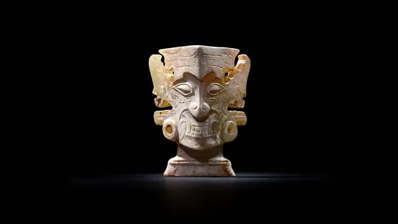 قطعة أثرية تشعل مزاد هونغ كونغ.. سرّ قناع اليشم الذي أسر القلوب