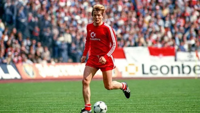 قصة اللاعب الذي خاض مباراتين في بلدين بيوم واحد.. كيف فعلها؟ 