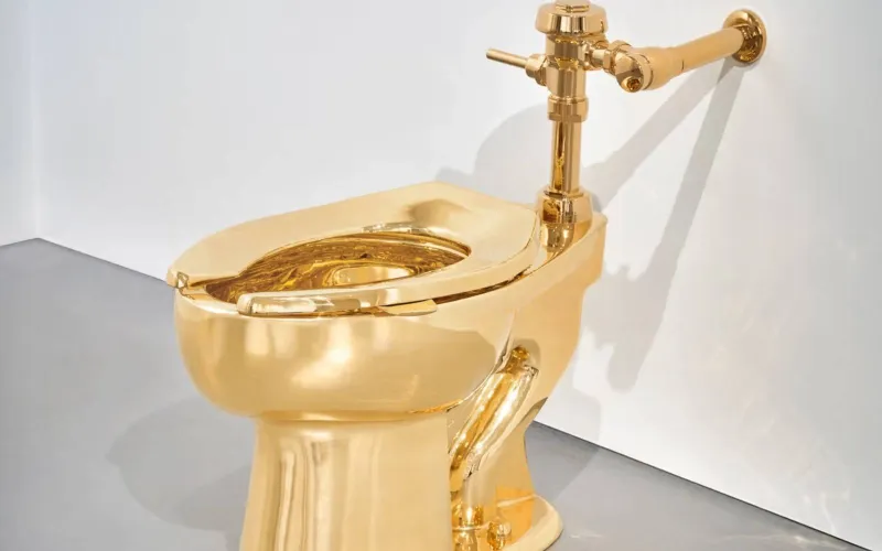 دار "سوذبيز" تعرض مرحاضًا ذهبيًا للفنان كاتيلان بسعر 10 ملايين دولار